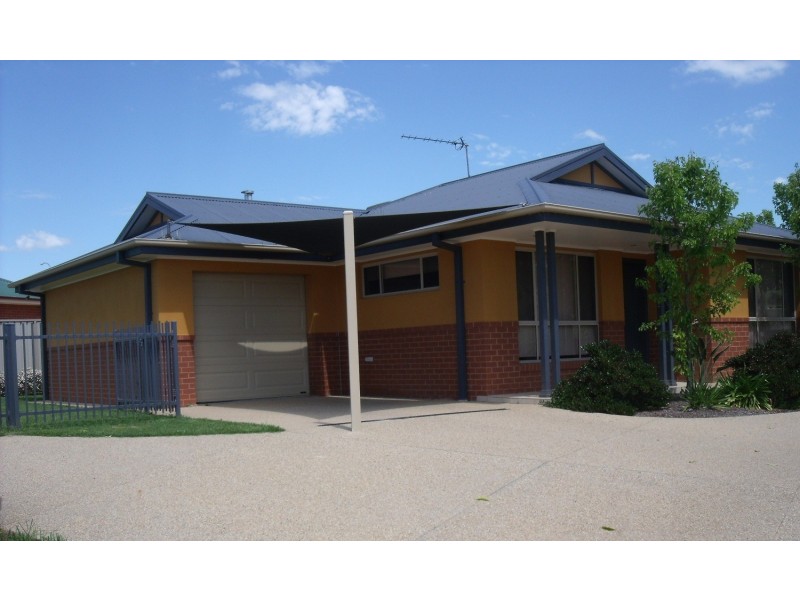 1/5 Barton Street, Lloyd NSW 2650