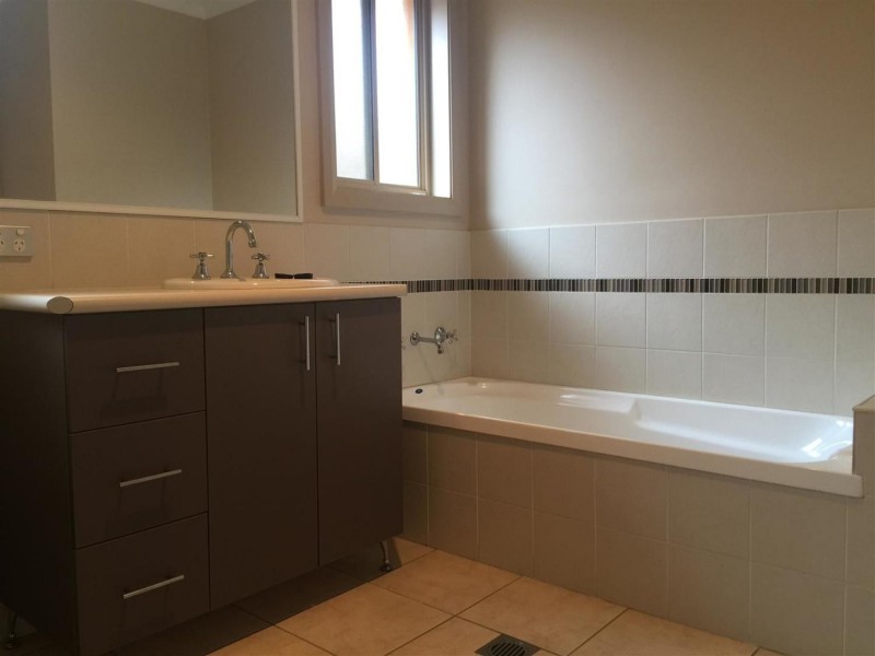 1/5 Barton Street, Lloyd NSW 2650