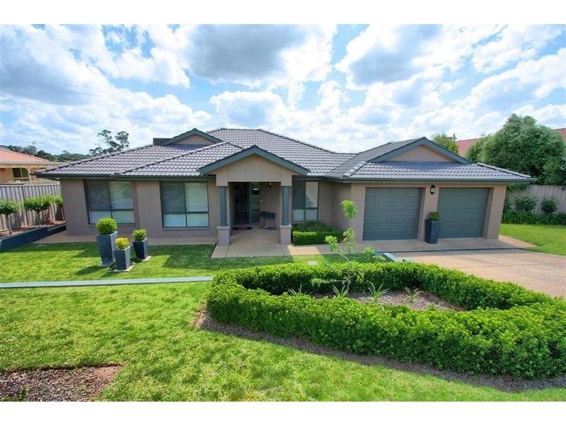 11 Lakehaven Drive, Lake Albert NSW 2650