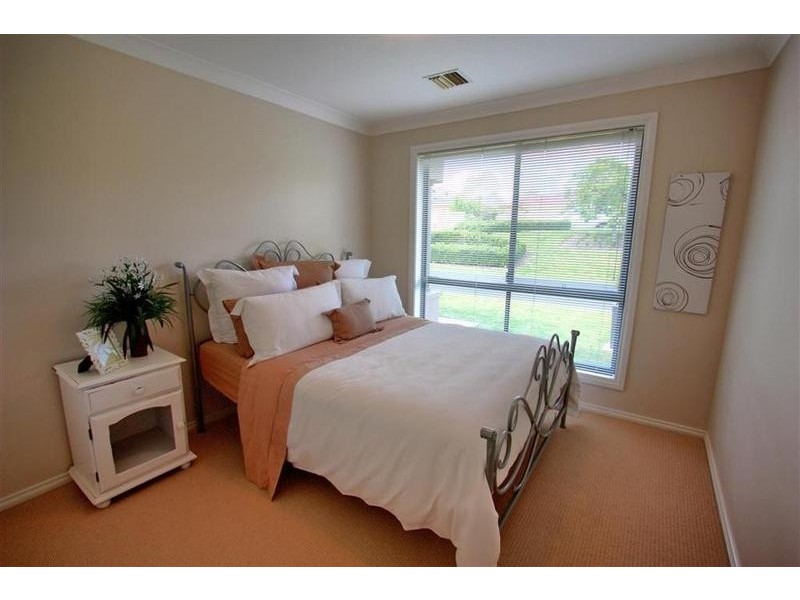 11 Lakehaven Drive, Lake Albert NSW 2650