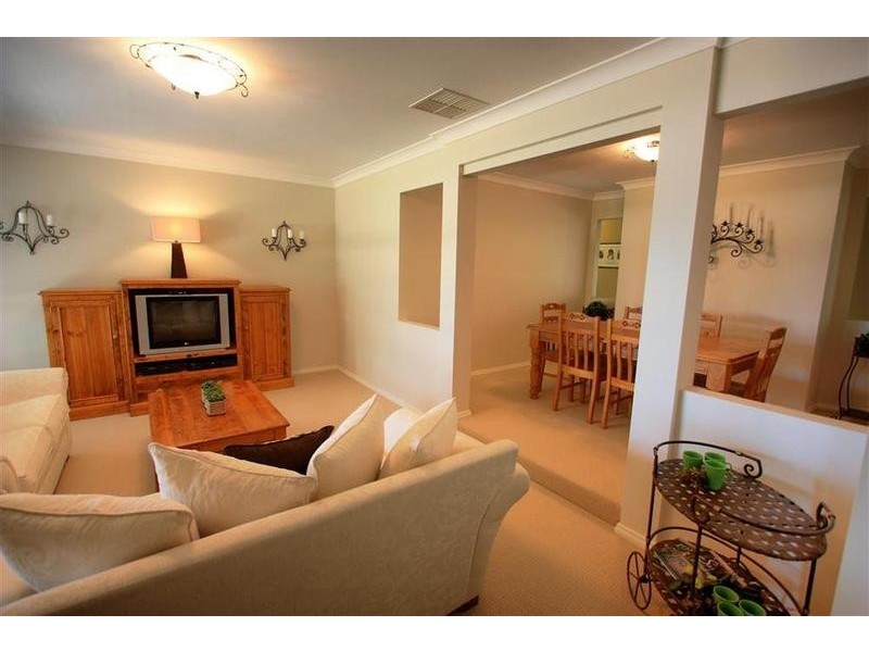 11 Lakehaven Drive, Lake Albert NSW 2650