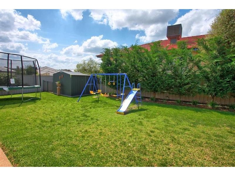 11 Lakehaven Drive, Lake Albert NSW 2650