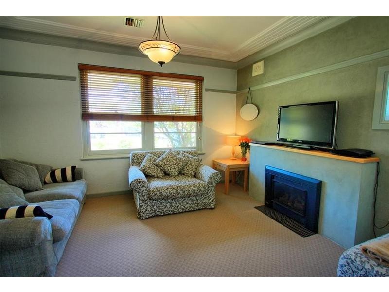 8 Dalton Street, Turvey Park NSW 2650