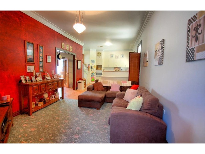 32 Kildare Avenue, Turvey Park NSW 2650