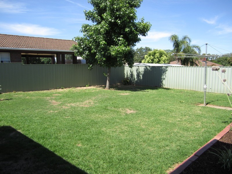 5 Hume Street, Lake Albert NSW 2650