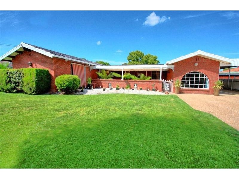 4 Grevillea Crescent, Lake Albert NSW 2650