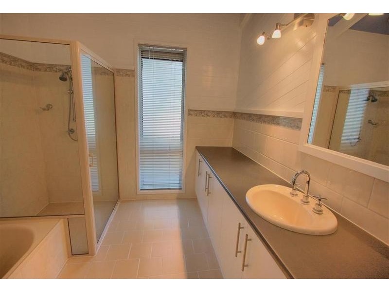 4 Grevillea Crescent, Lake Albert NSW 2650