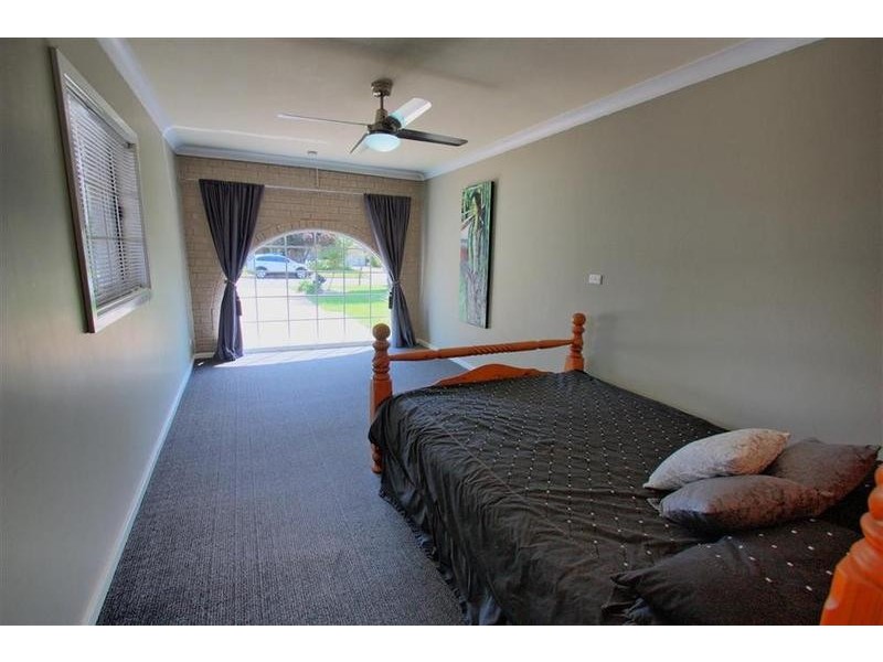 4 Grevillea Crescent, Lake Albert NSW 2650