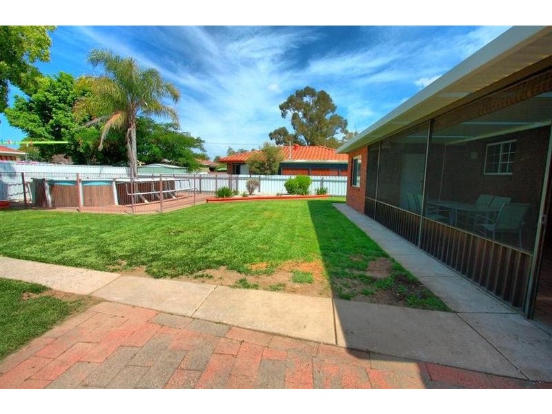 4 Grevillea Crescent, Lake Albert NSW 2650