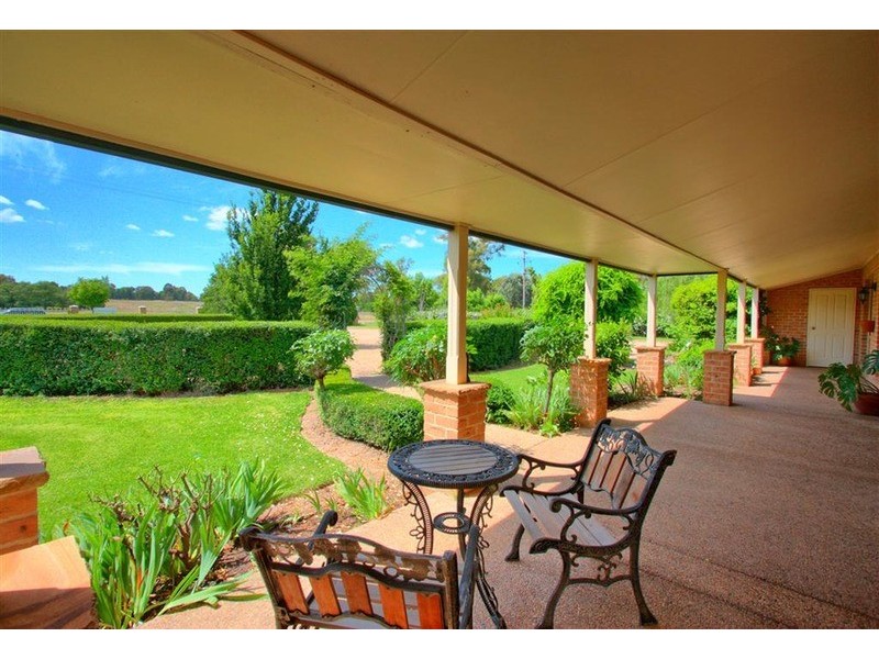 15 Sycamore Road, Lake Albert NSW 2650