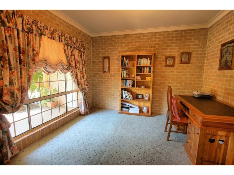 15 Sycamore Road, Lake Albert NSW 2650
