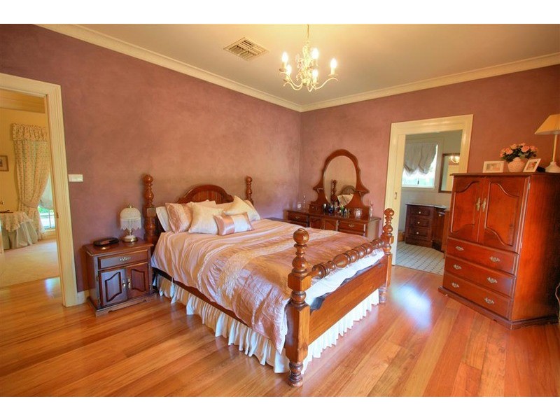 15 Sycamore Road, Lake Albert NSW 2650