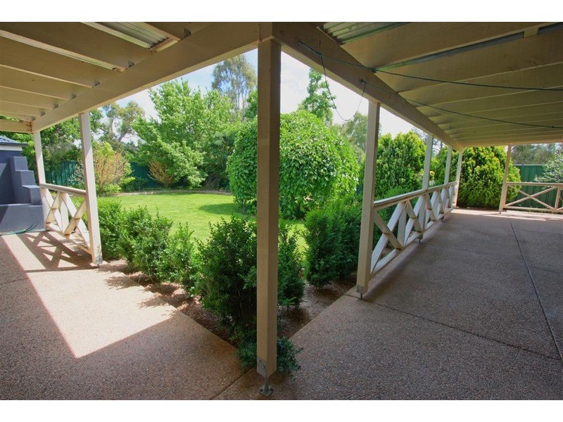 15 Sycamore Road, Lake Albert NSW 2650