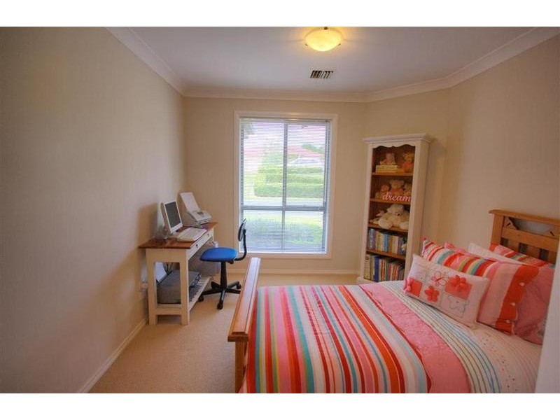 11 Lakehaven Drive, Lake Albert NSW 2650