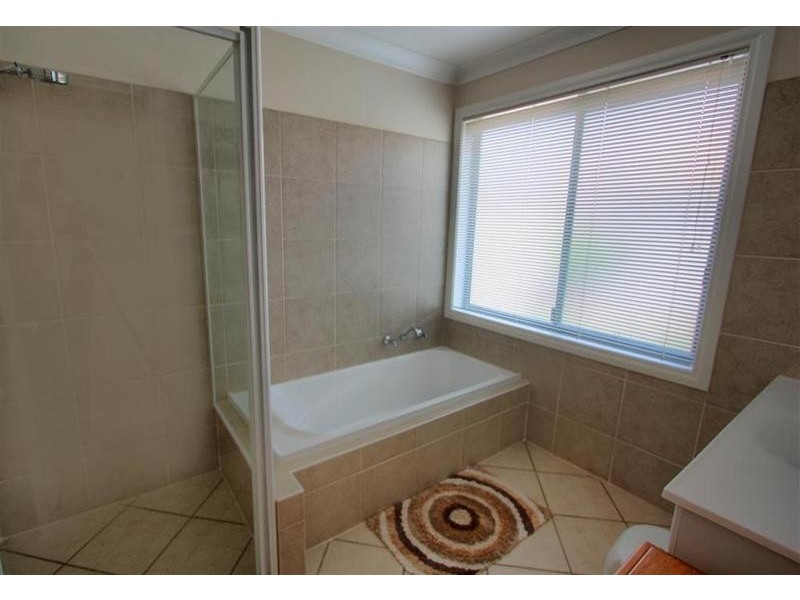 11 Lakehaven Drive, Lake Albert NSW 2650