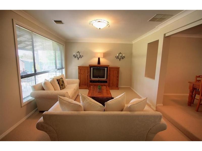 11 Lakehaven Drive, Lake Albert NSW 2650