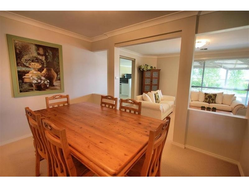 11 Lakehaven Drive, Lake Albert NSW 2650