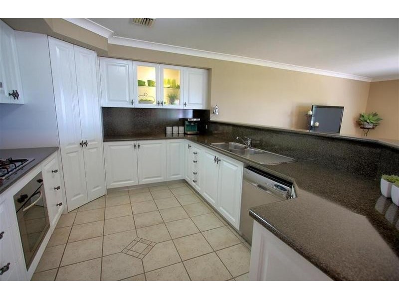 11 Lakehaven Drive, Lake Albert NSW 2650