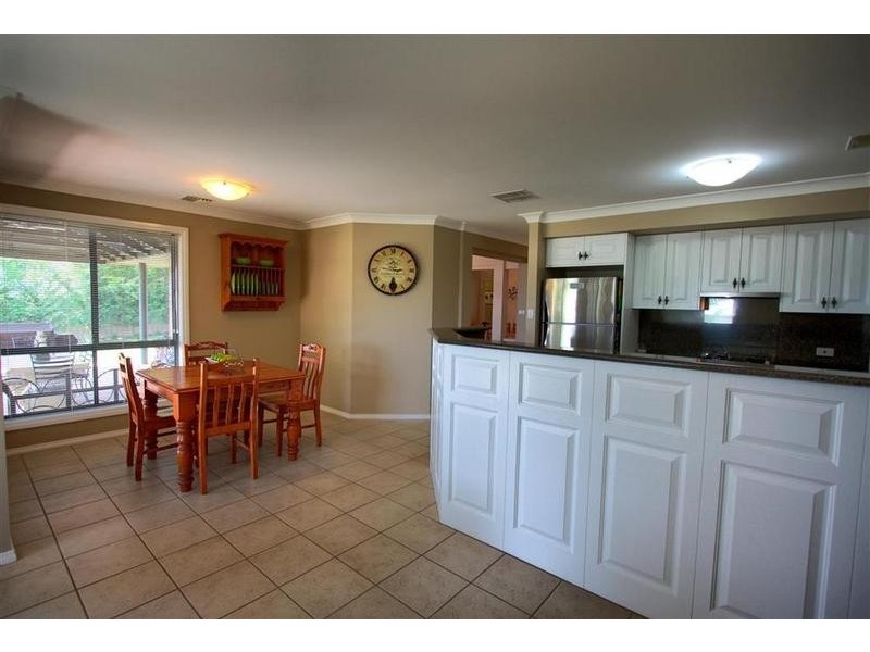 11 Lakehaven Drive, Lake Albert NSW 2650