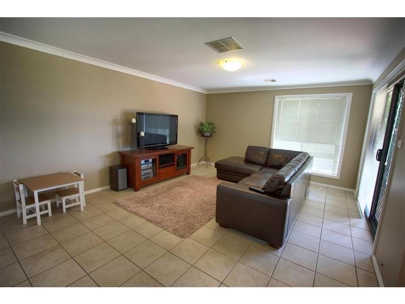 11 Lakehaven Drive, Lake Albert NSW 2650