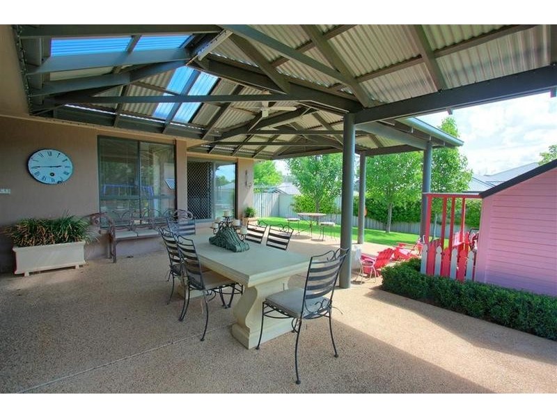 11 Lakehaven Drive, Lake Albert NSW 2650