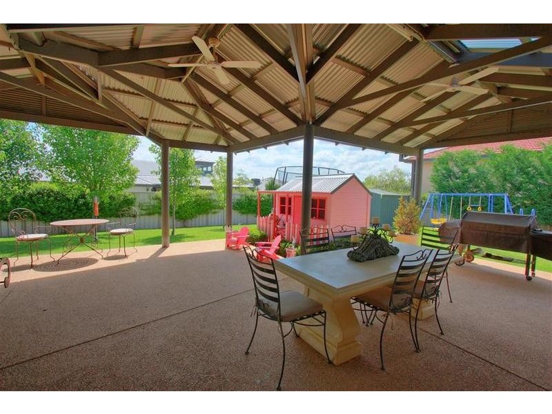 11 Lakehaven Drive, Lake Albert NSW 2650