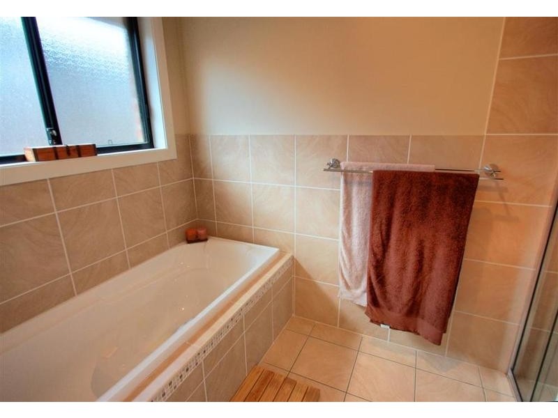 2 Monaro Court, Tatton NSW 2650