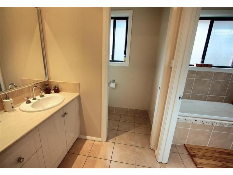 2 Monaro Court, Tatton NSW 2650