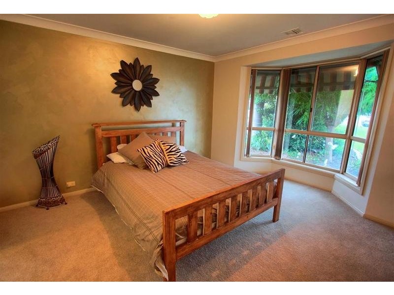 4 Tareena Place, Glenfield Park NSW 2650