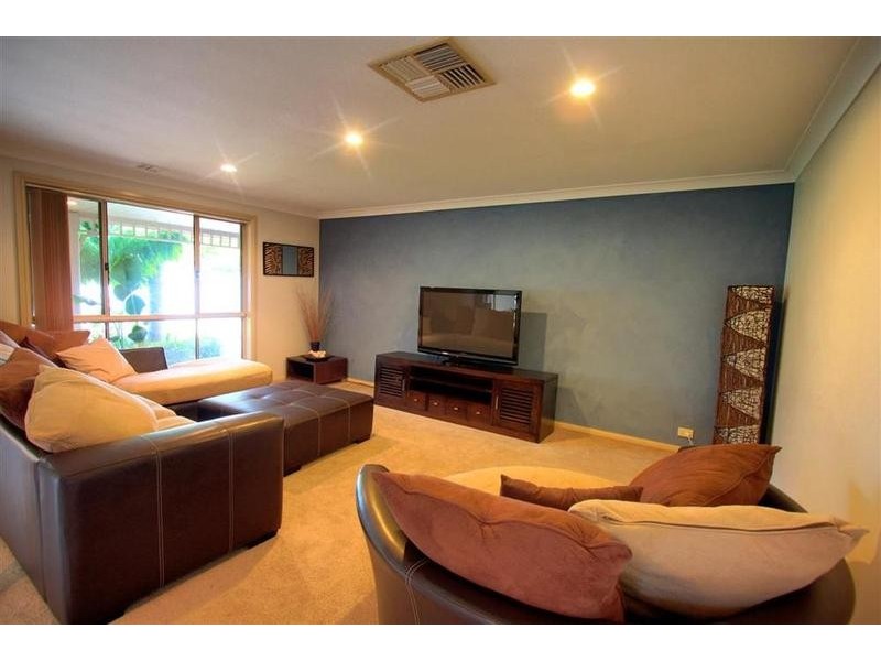 4 Tareena Place, Glenfield Park NSW 2650