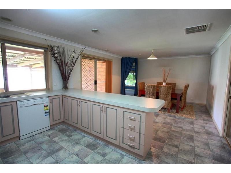 4 Tareena Place, Glenfield Park NSW 2650