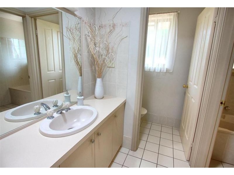 4 Tareena Place, Glenfield Park NSW 2650