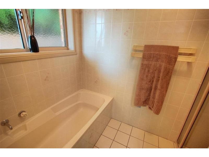4 Tareena Place, Glenfield Park NSW 2650