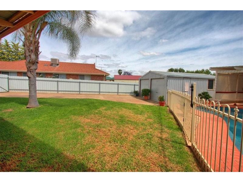 4 Tareena Place, Glenfield Park NSW 2650