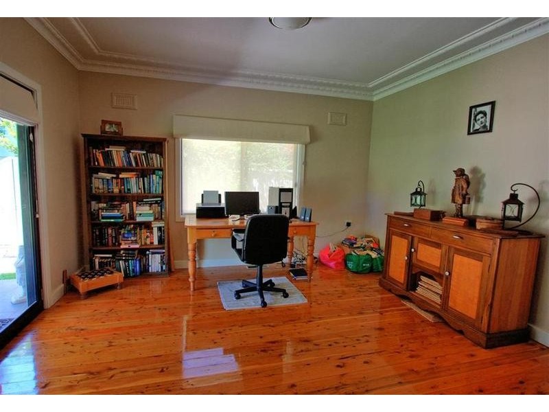 4 Urana Street, Turvey Park NSW 2650