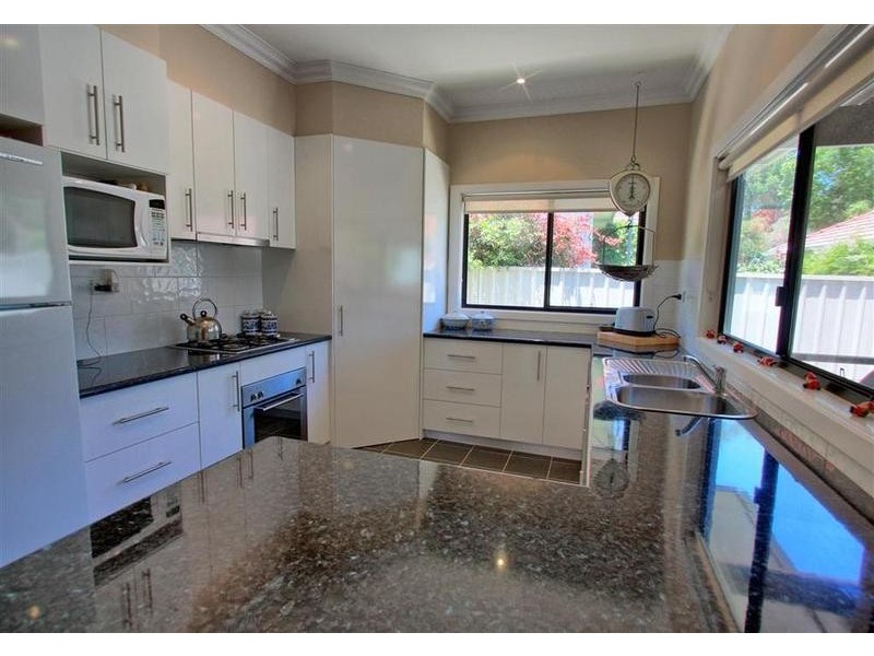 4 Urana Street, Turvey Park NSW 2650