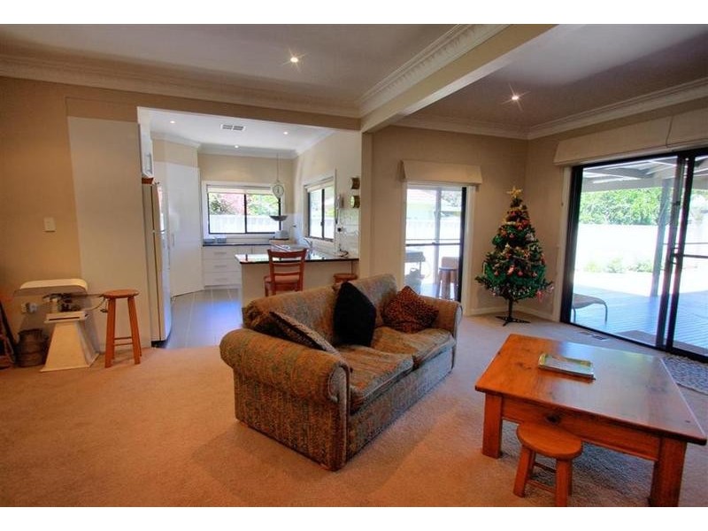 4 Urana Street, Turvey Park NSW 2650
