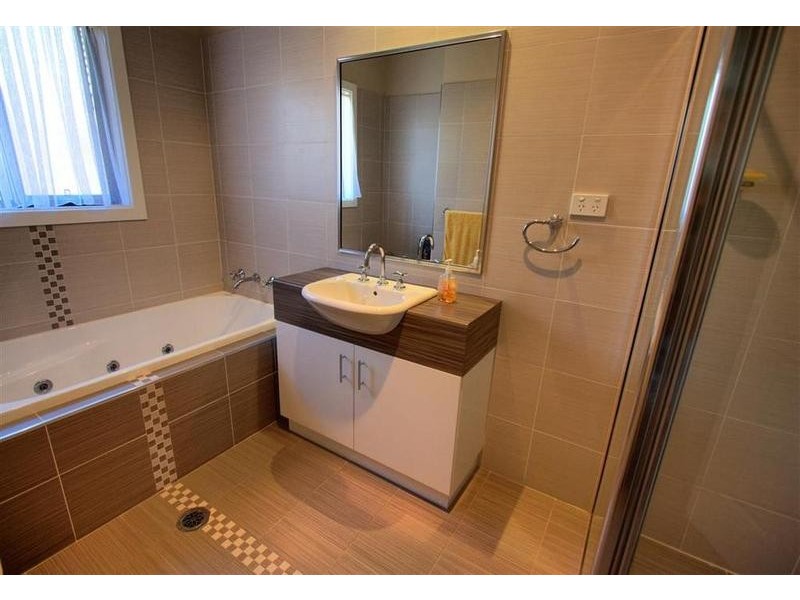 4 Urana Street, Turvey Park NSW 2650