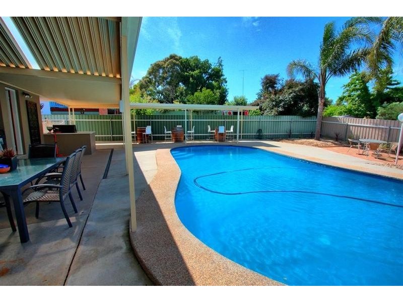 62 Nixon Crescent, Tolland NSW 2650