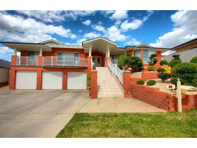 11 Brownlow Drive, Bourkelands NSW 2650
