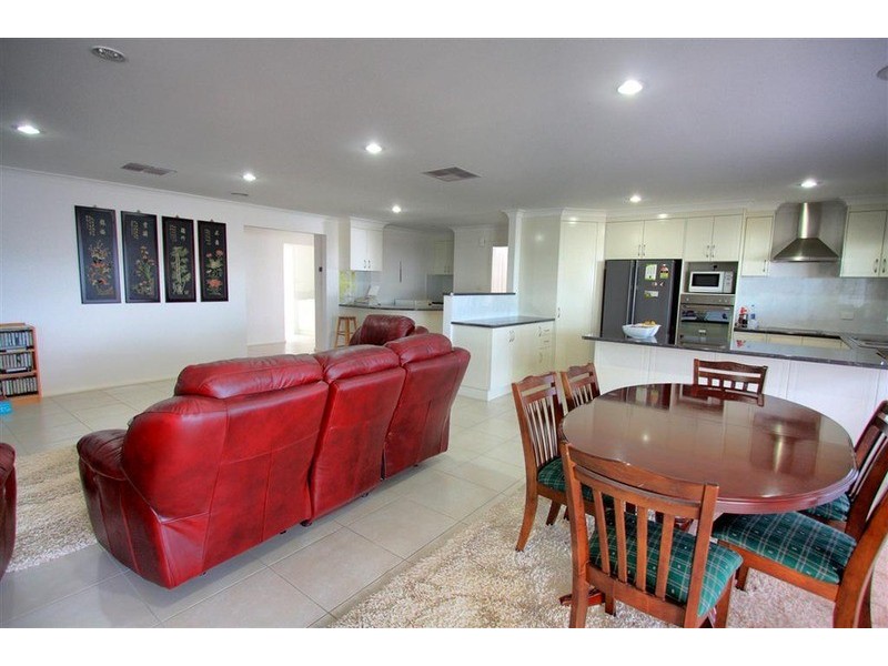 11 Brownlow Drive, Bourkelands NSW 2650