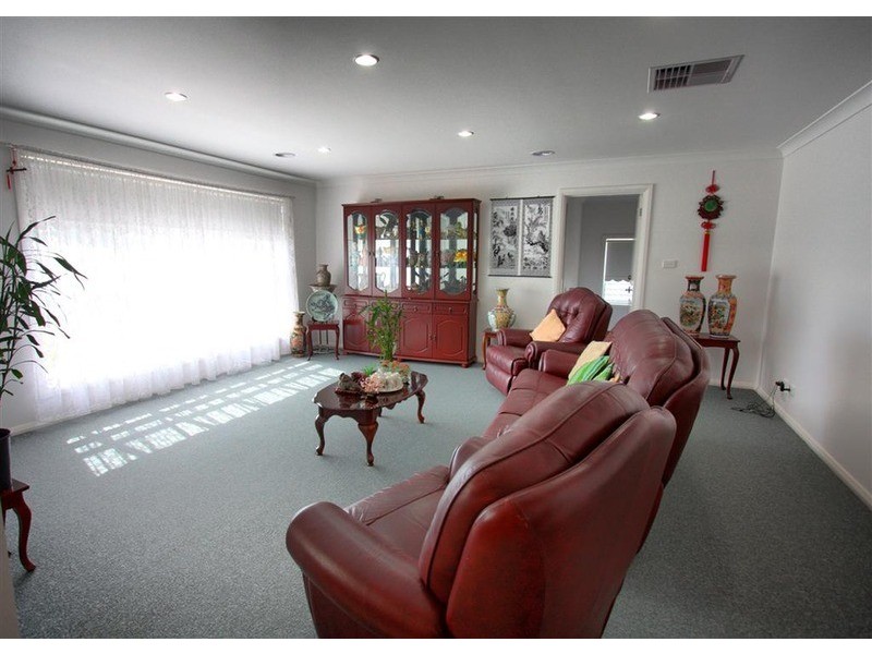 11 Brownlow Drive, Bourkelands NSW 2650