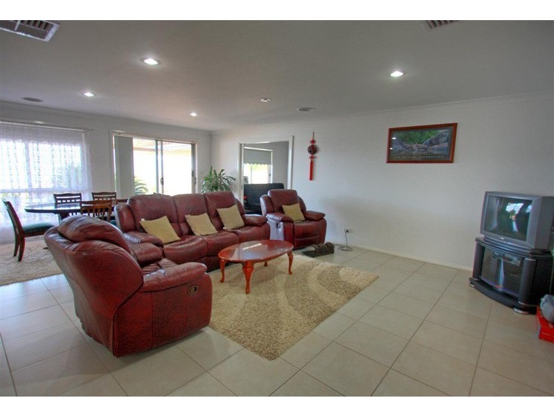 11 Brownlow Drive, Bourkelands NSW 2650