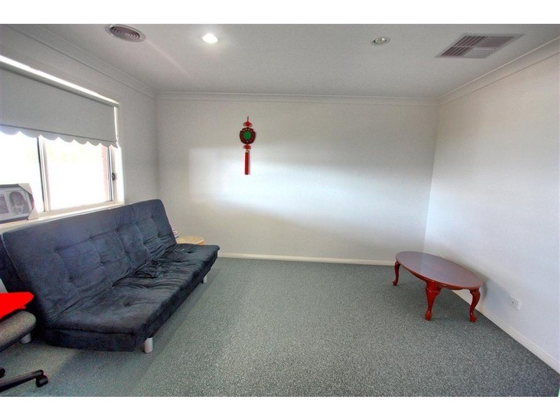 11 Brownlow Drive, Bourkelands NSW 2650