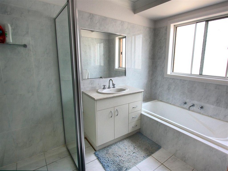 11 Brownlow Drive, Bourkelands NSW 2650