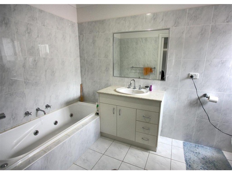 11 Brownlow Drive, Bourkelands NSW 2650