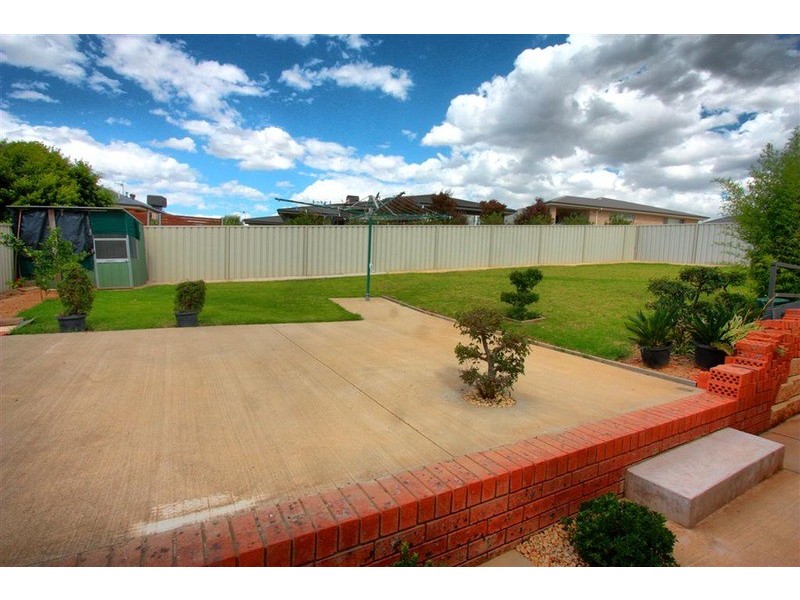 11 Brownlow Drive, Bourkelands NSW 2650