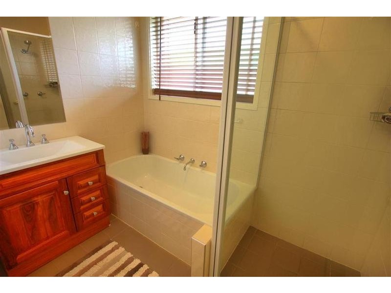 40 Naretha Street, Glenfield Park NSW 2650