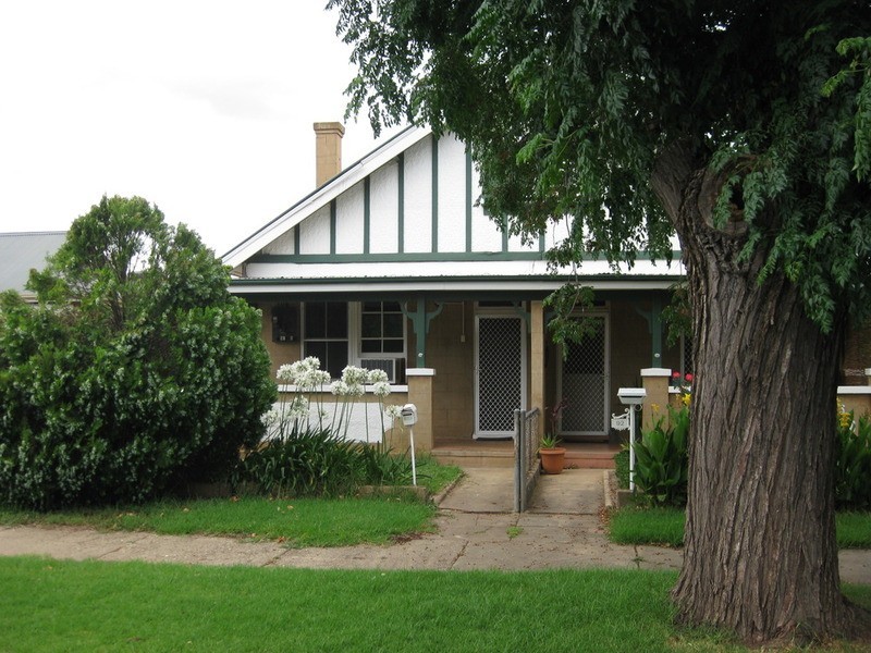 90 Crampton Street, Wagga Wagga NSW 2650