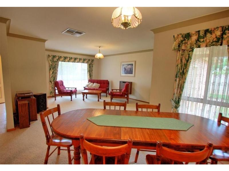 42 Oleander Crescent, Lake Albert NSW 2650